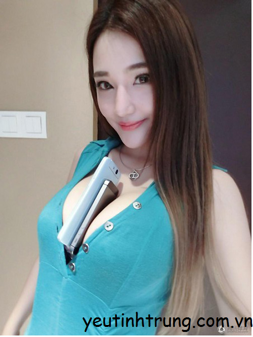 Dùng ngực khủng kẹp điện thoại dung-nguc-khung-kep-dien-thoai1